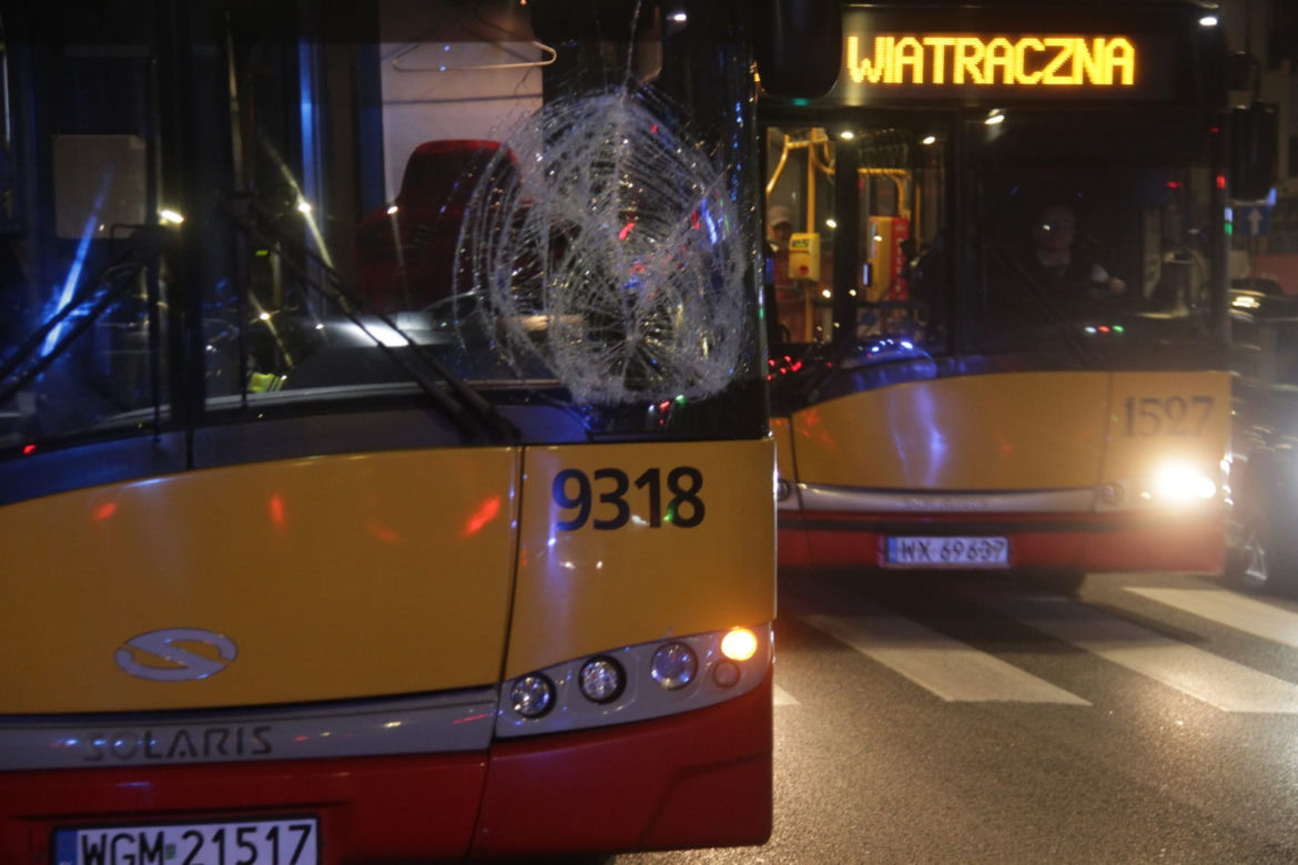 Koszmarny wypadek na Grochowie. Emeryt wpadł pod autobus