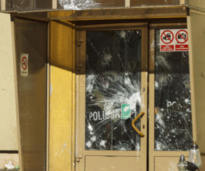 PILNE! Zamieszki w Lubinie! Tłum zaatakował komendę policji! 
