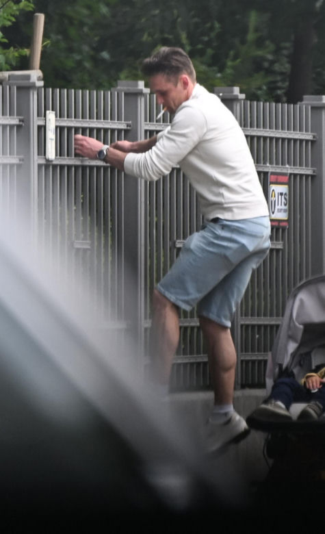 Filip Gurłacz na spacerze z żoną i synem. Nie zwalczył nałogu 