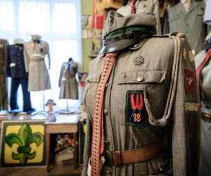 Były tu biura, przedszkole i Urząd Stanu Cywilnego. Dziś w dawnej willi fabrykanta działa harcerstwo