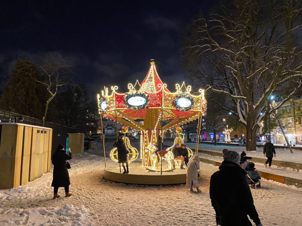 Warszawska iluminacja w śnieżny wieczór
