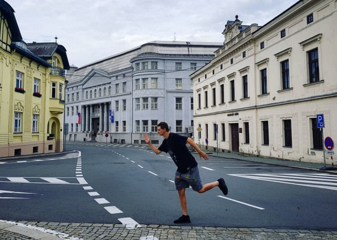 Makabryczne nagranie, jak Ravgor spada z 12. piętra, trafiło do sieci. 35-letni Rafał Górecki walczył z depresją