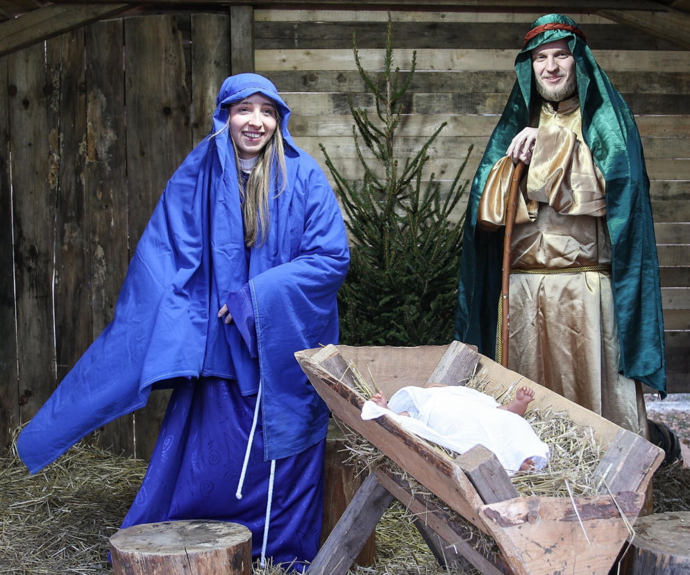 Żywa szopka przed kościołem franciszkanów w Krakowie