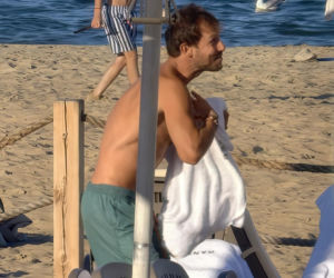 Mateusz Banasiuk na plaży w Sopocie. Tak wyglądał, gdy zrzucił koszulkę!