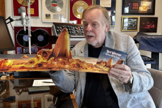 Rockowa legenda dała niezwykły koncert! Rick Wakeman zagrał dla... uratowanych niedźwiedzi w Wietnamie