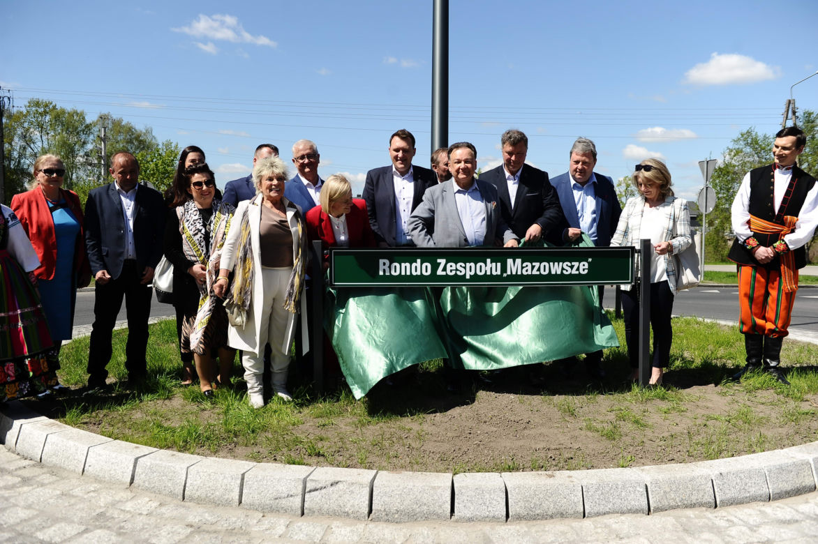 Mazowsze dostało autokary i rondo. Zespół pieśni i tańca świętuje w Otrębusach