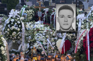 Grób zastrzelonego policjanta Natana Sieronia pokryły kwiaty i wiązanki. Trudno powstrzymać łzy 
