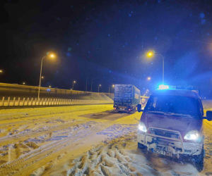 Ostróda w centrum śnieżycy. Burmistrz nocą ratował ludzi. Kierowcy nocowali w urzędzie