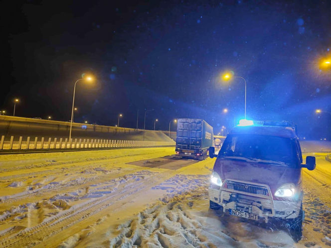 Ostróda w centrum śnieżycy. Burmistrz nocą ratował ludzi. Kierowcy nocowali w urzędzie