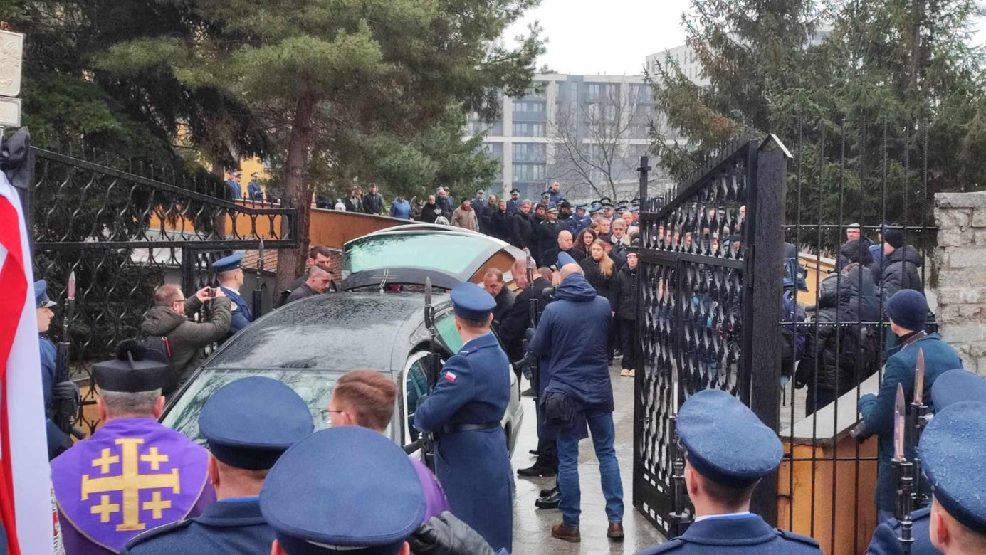  Wrocław. Ostatnie pożegnanie policjantów zastrzelonych na służbie. "Wasz tata jest bohaterem"