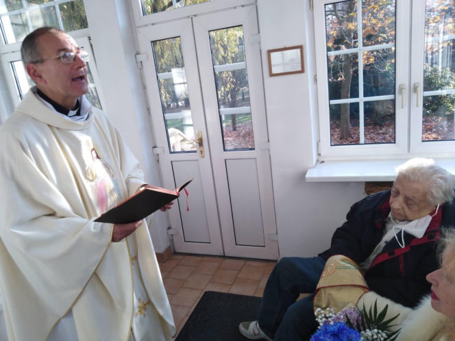 Mieszkańcy domu opieki modlą się za Halinę Kowalską