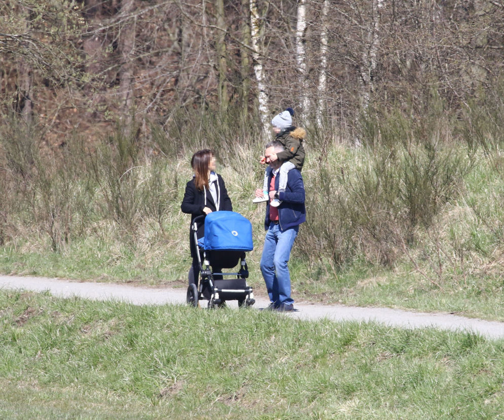 Wałęsa na spacerze z córką