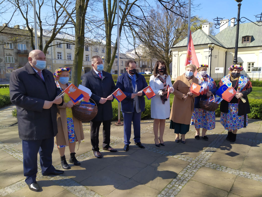 Zawieszenie flagi województwa mazowieckiego na Skwerze Kościuszki w Siedlcach - 28.04.2021