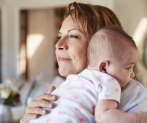 Babcia czy żłobek: pod czyją opieką pozostawić dziecko?