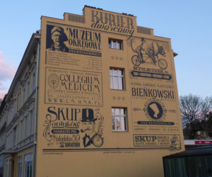 Nowa retrościana na kamienicy przy ulicy Dworcowej