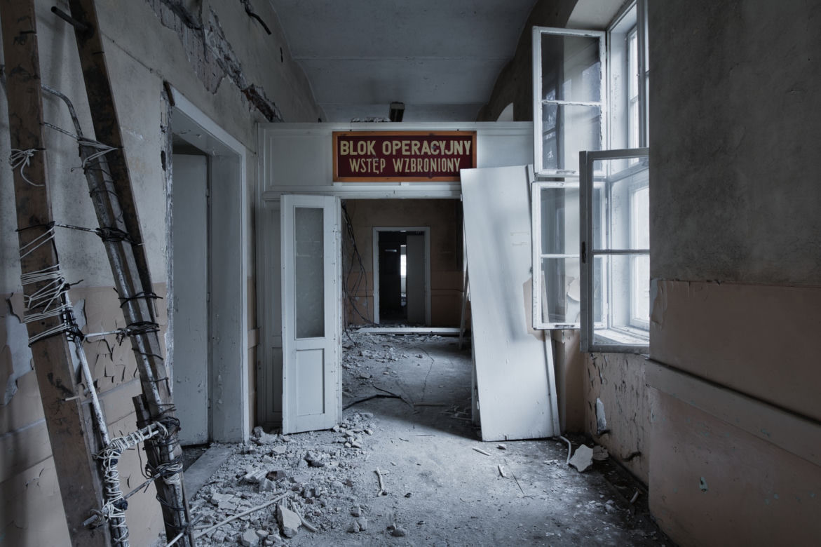 Opuszczony szpital wojskowy na Podkarpaciu. Sceneria jak z horroru