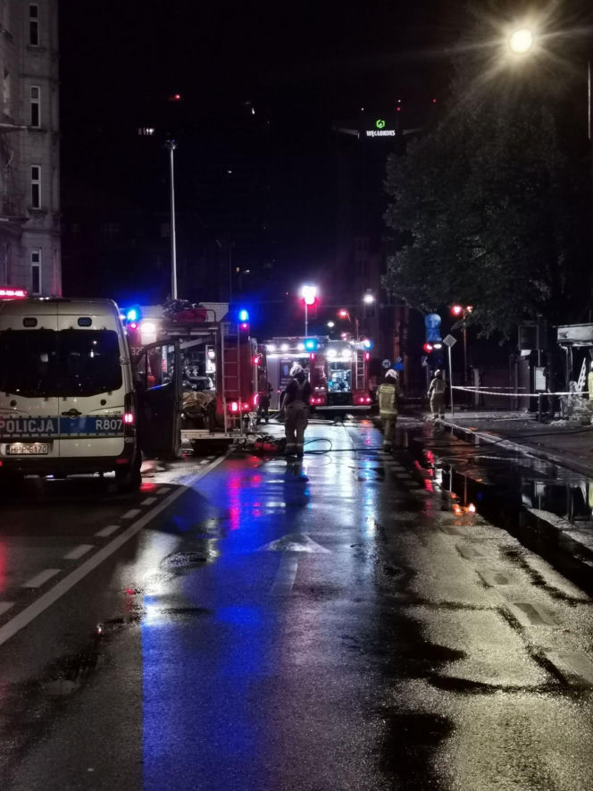 Spłonęło kilkanaście boksów. Nocny pożar targowiska w centrum Katowic
