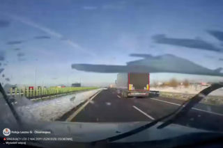 Spadający lód z tira uszkodził osobówkę! Przerażające nagranie z S5 niedaleko Leszna [FILM]