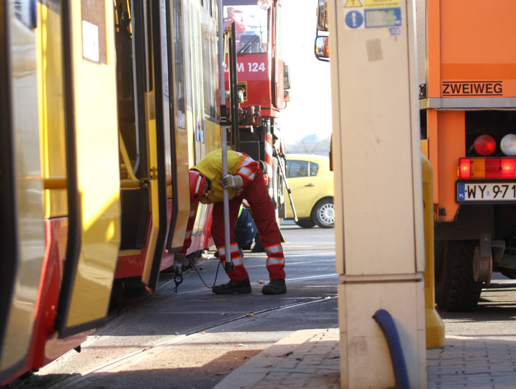 Warszawa zablokowana! Czołowe zderzenie tramwajów na skrzyżowaniu Solidarności i Jana Pawła przy kinie Femina