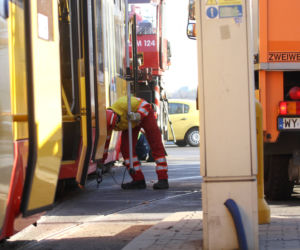 Warszawa zablokowana! Czołowe zderzenie tramwajów na skrzyżowaniu Solidarności i Jana Pawła przy kinie Femina
