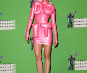 Ojciec Miley Cyrus zachwycony wybrykami córki
