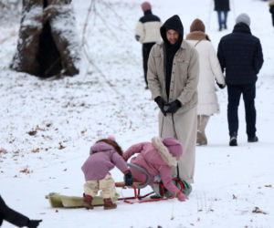 Maciej Pela zabrał córeczki na sanki