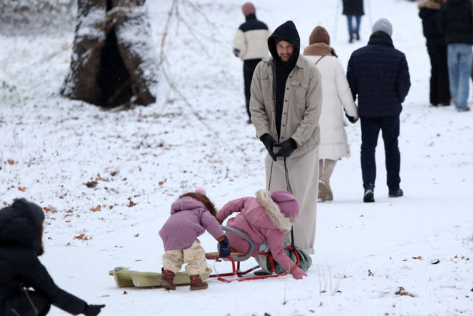 Maciej Pela zabrał córeczki na sanki
