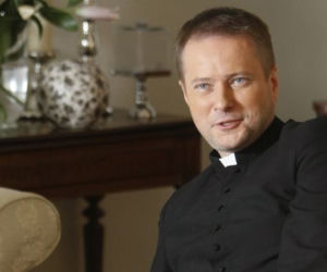 Ojciec Mateusz. Artur Żmijewski