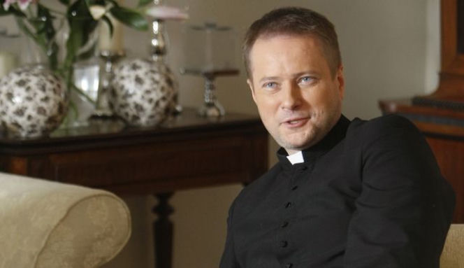 Ojciec Mateusz. Artur Żmijewski