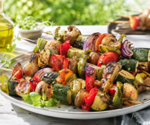 Szaszłyki z cukinii, papryki i pieczarek. Lekki grillowy hit nie tylko dla wegetarian