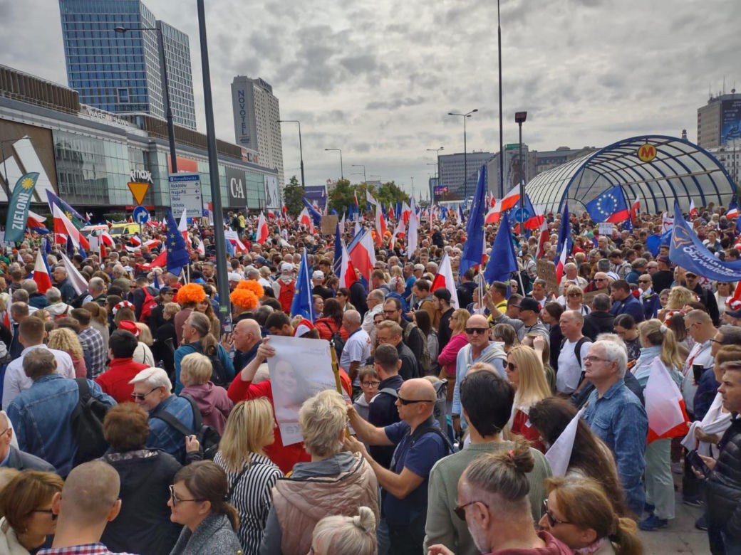 Ruszył Marsz Miliona Serc! Ogromne tłumy Polaków na ulicach Warszawy [ZDJĘCIA]