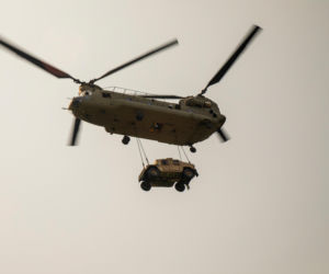 Na krawędzi klęski. Jak pilot śmigłowca Chinook uratował misję Trumpa w Wenezueli