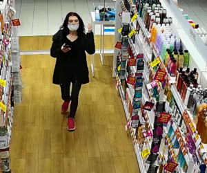 Kradzież doskonała? W taki sposób para z Gliwic wyniosła z drogerii cenne kosmetyki. Nagranie szokuje [WIDEO]