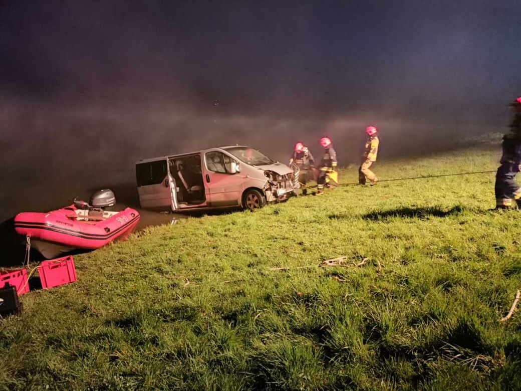 Dostawczak wjechał prosto do stawu. Nie żyje 22-letnia Ukrainka! Tragedia w Oświęcimiu