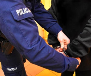 Mieszkał w aucie, by nie płacić alimentów! Wpadł, gdy policja wybiła szybę w jego oplu