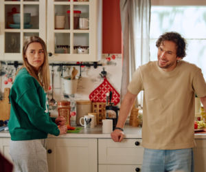 Na Wspólnej, odcinek 4194: matka Remka zastaje półnagiego Brzozowskiego w mieszkaniu Brygidy. Oskarża ją o niewierność