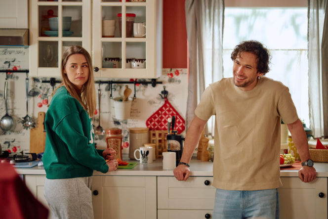 "Na Wspólnej", odcinek 4194: matka Remka zastaje półnagiego Brzozowskiego w mieszkaniu Brygidy. Oskarża ją o niewierność