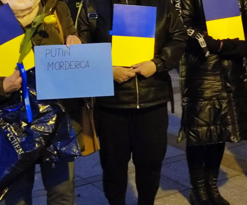 Tarnów pokazał solidarność z Ukrainą. Zapłonęły żółte-niebieskie znicze [ZDJĘCIA]