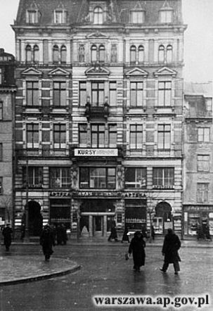 Warszawa dawniej i dziś. Krakowskie Przedmieście 55. Przed wojną ten gmach zachwycał przepychem, dziś jest tylko cieniem dawnej chwały