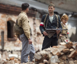 Czas honoru 7 sezon. Janek (Antoni Pawlicki), Irenka (Weronika Humaj), Bronek (Maciej Zakościelny)