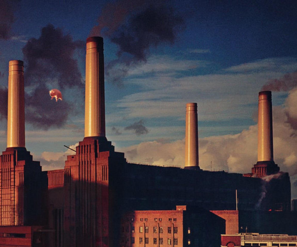 Okładka płyty Animals z elektrownią Battersea i latającą świnią. O losach budynku przeczytasz na EskaRock.