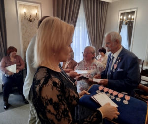 Pamiątkowe medale, legitymacje i kwiaty z okazji 50-lecia pożycia małżeńskiego odebrało w Siedlcach osiem par