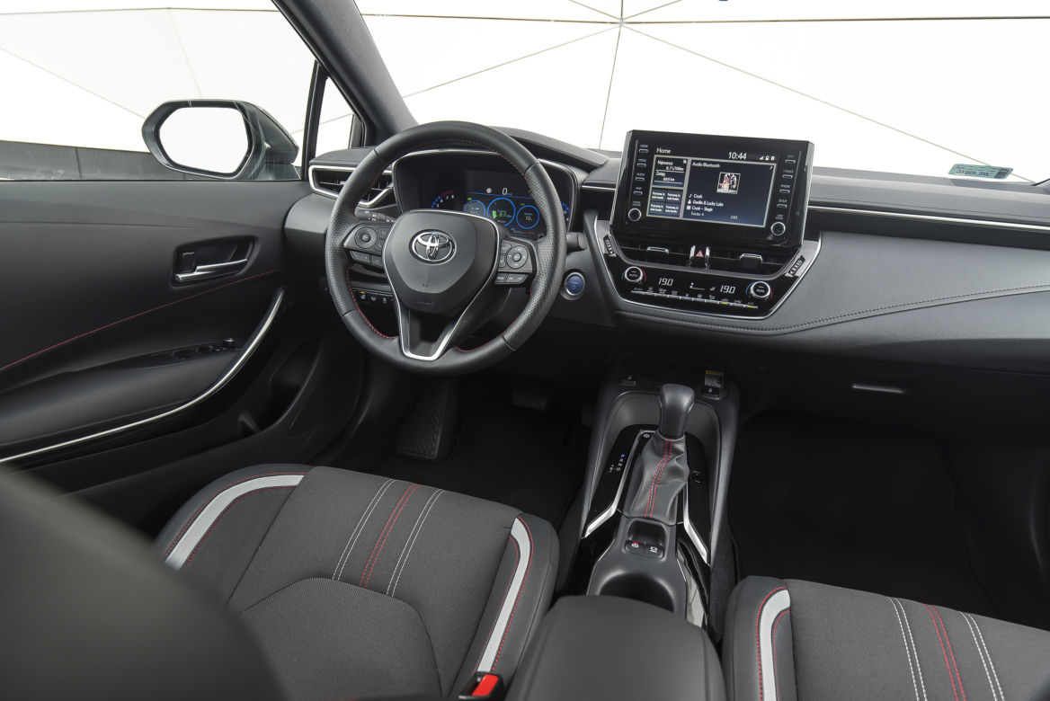 Toyota Corolla GR Sport 2.0 Hybrid Dynamic Force 184 KM e-CVT vs. Volkswagen Golf 8 1.5 eTSI 150 KM Style DSG7