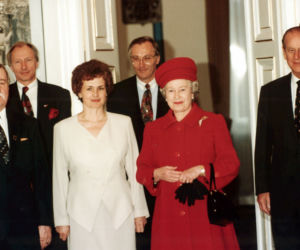 Lech Wałęsa z żoną Danutą. Wizyta brytyjskiej krolowej Elzbiety II w Polsce, 26.03.1996r.
