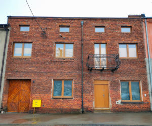 To jedno z najpiękniejszych miast województwa łódzkiego. Leży blisko słynnego Tomaszowa