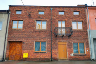 To jedno z najpiękniejszych miast województwa łódzkiego. Leży blisko słynnego Tomaszowa