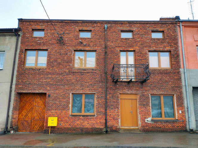 To jedno z najpiękniejszych miast województwa łódzkiego. Leży blisko słynnego Tomaszowa