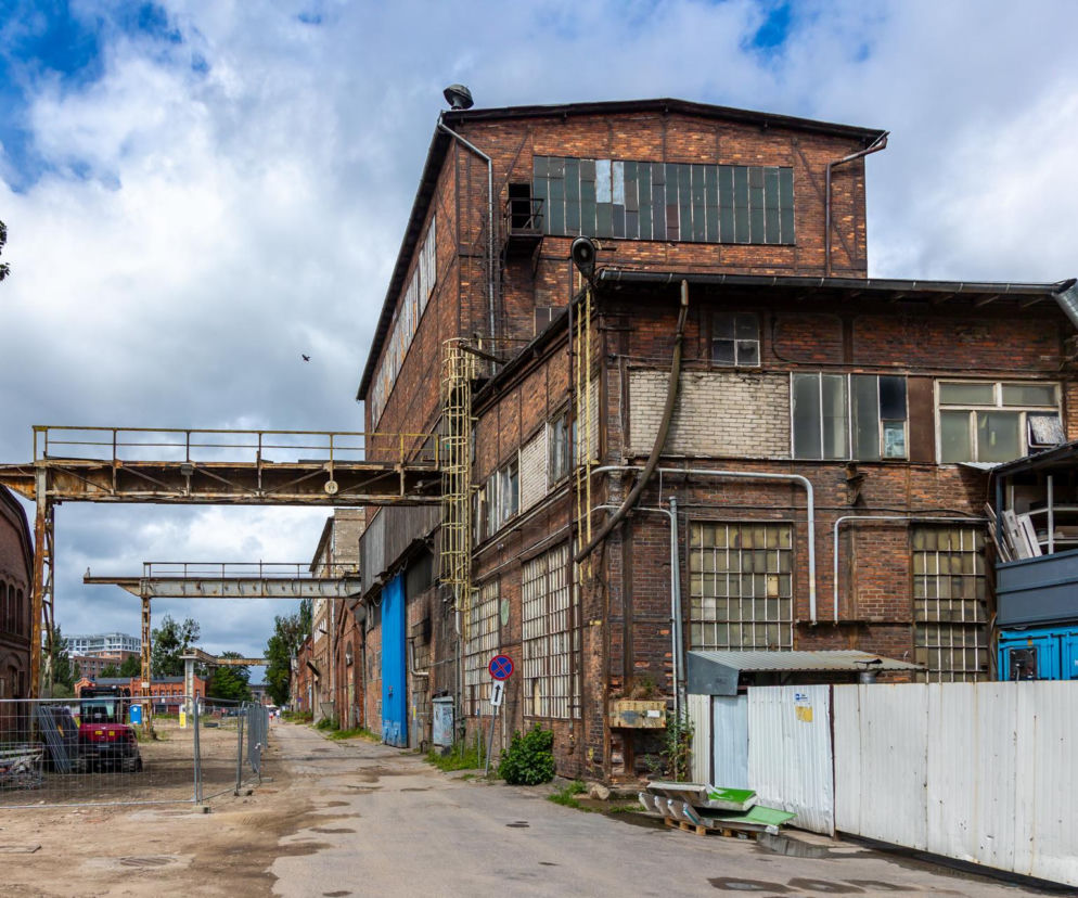 Ceglane hale Stoczni Cesarskiej w Gdańsku z kładkami. O planach nowej dzielnicy Młode Miasto przeczytasz na Architektura.