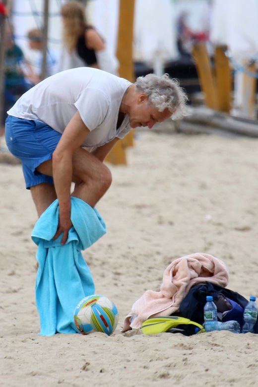 Radosław Pazura na plaży w Sopocie