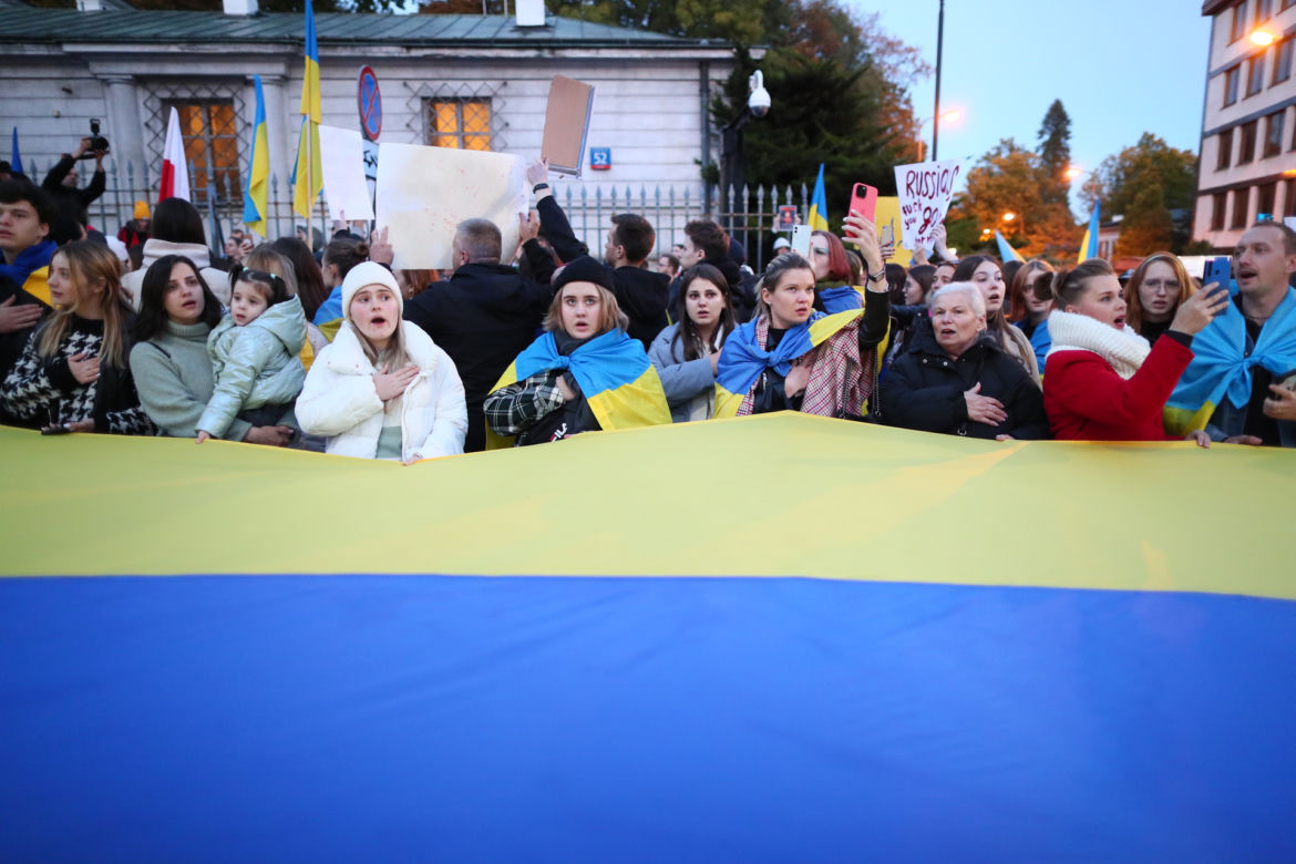 Protest przed ambasadą Rosji w Warszawie. Tłum skanduje” "Putin won!"